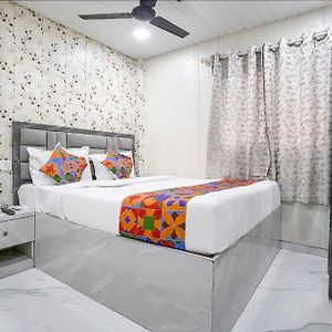 Fabhotel Hans Residency